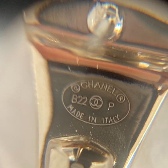 2022P CHANEL GOLD CC LOGO DANGLE HEART SHAPE STUD EARRINGS - Picture 11 of 12